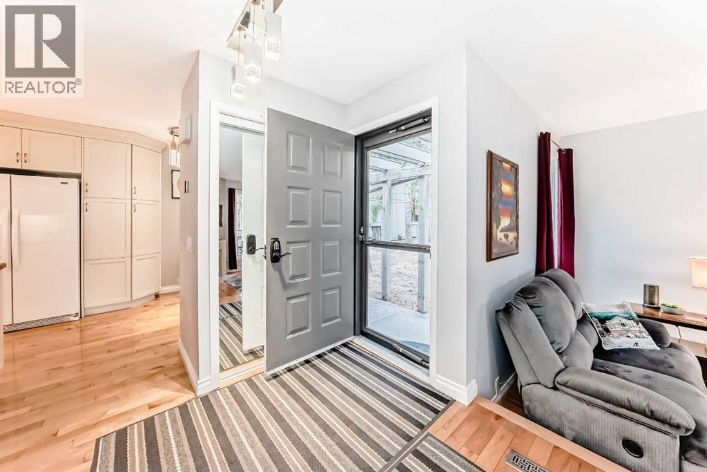 Row / Townhouse for Sale in 14, 10457 19 Street SW|Calgary, Alberta T2W3E6 4