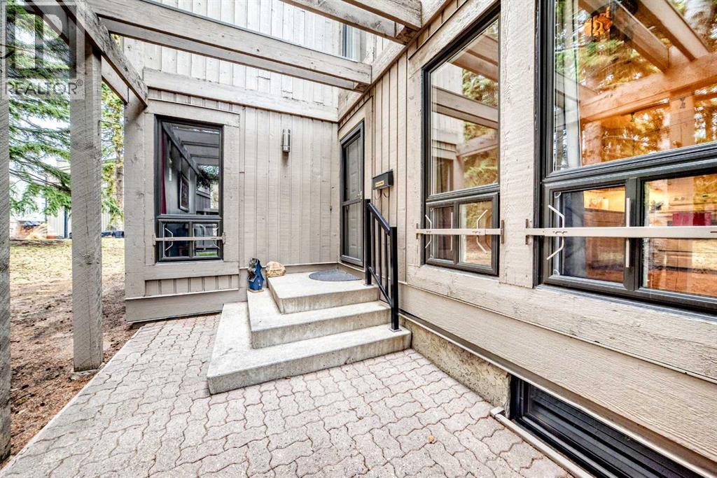 Row / Townhouse for Sale in 14, 10457 19 Street SW|Calgary, Alberta T2W3E6 2