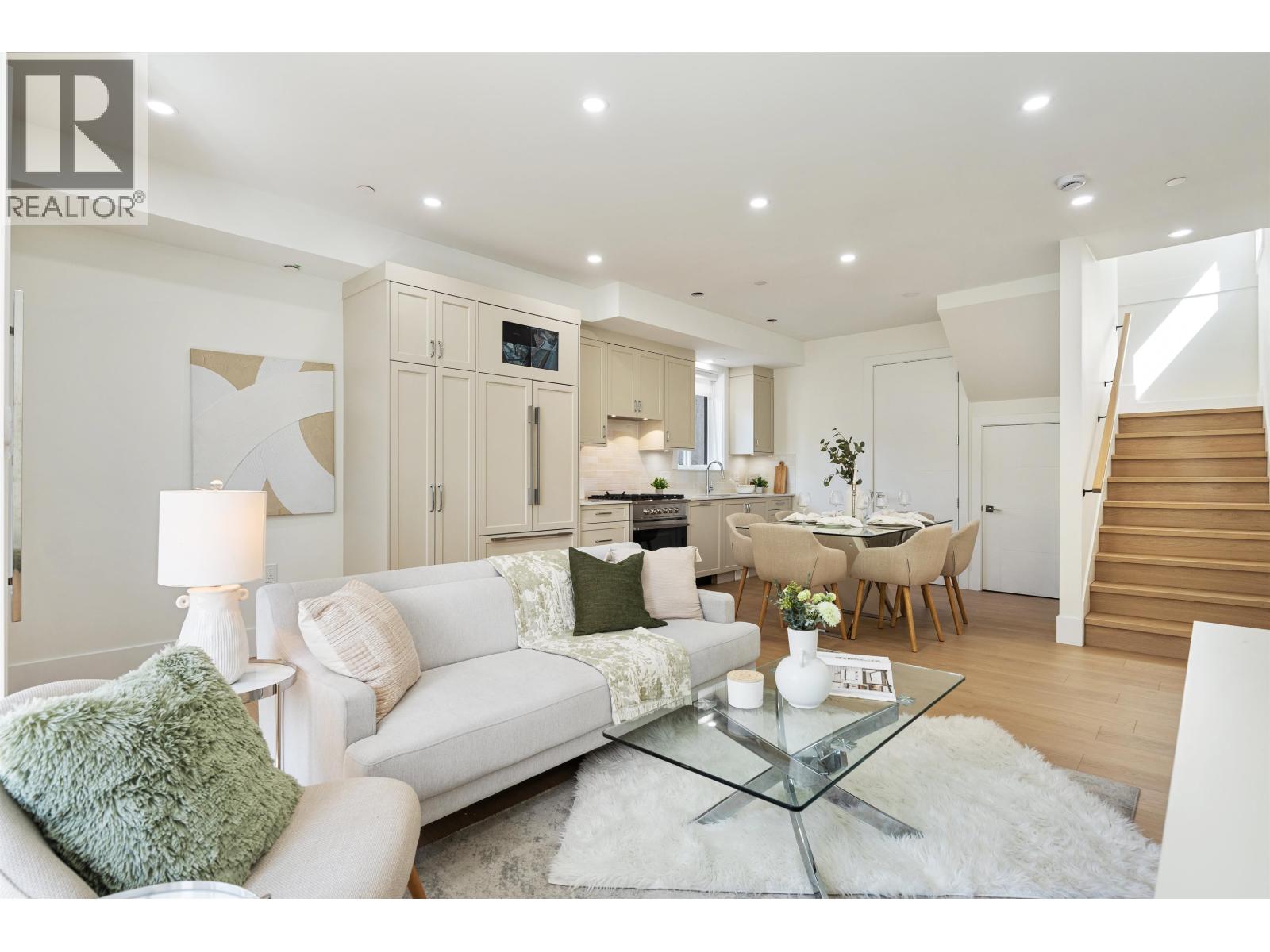 1 2447 E 41 AVENUE|Vancouver, British Columbia V5R2W2