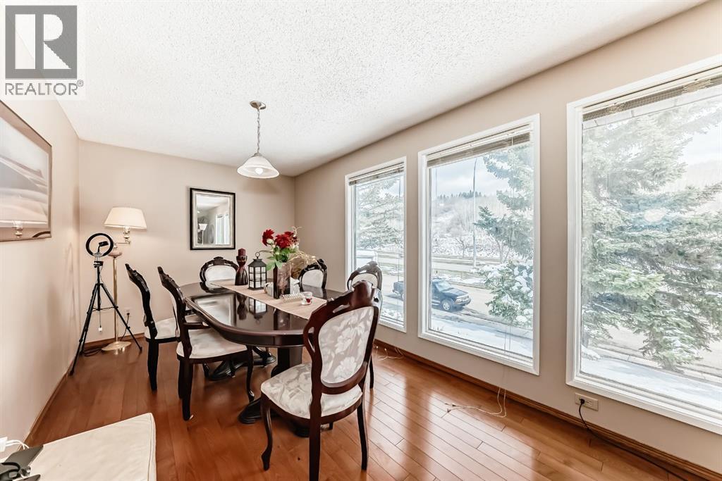 House for Sale in 76 Edgewood Drive NW|Calgary, Alberta T3A2T5 5