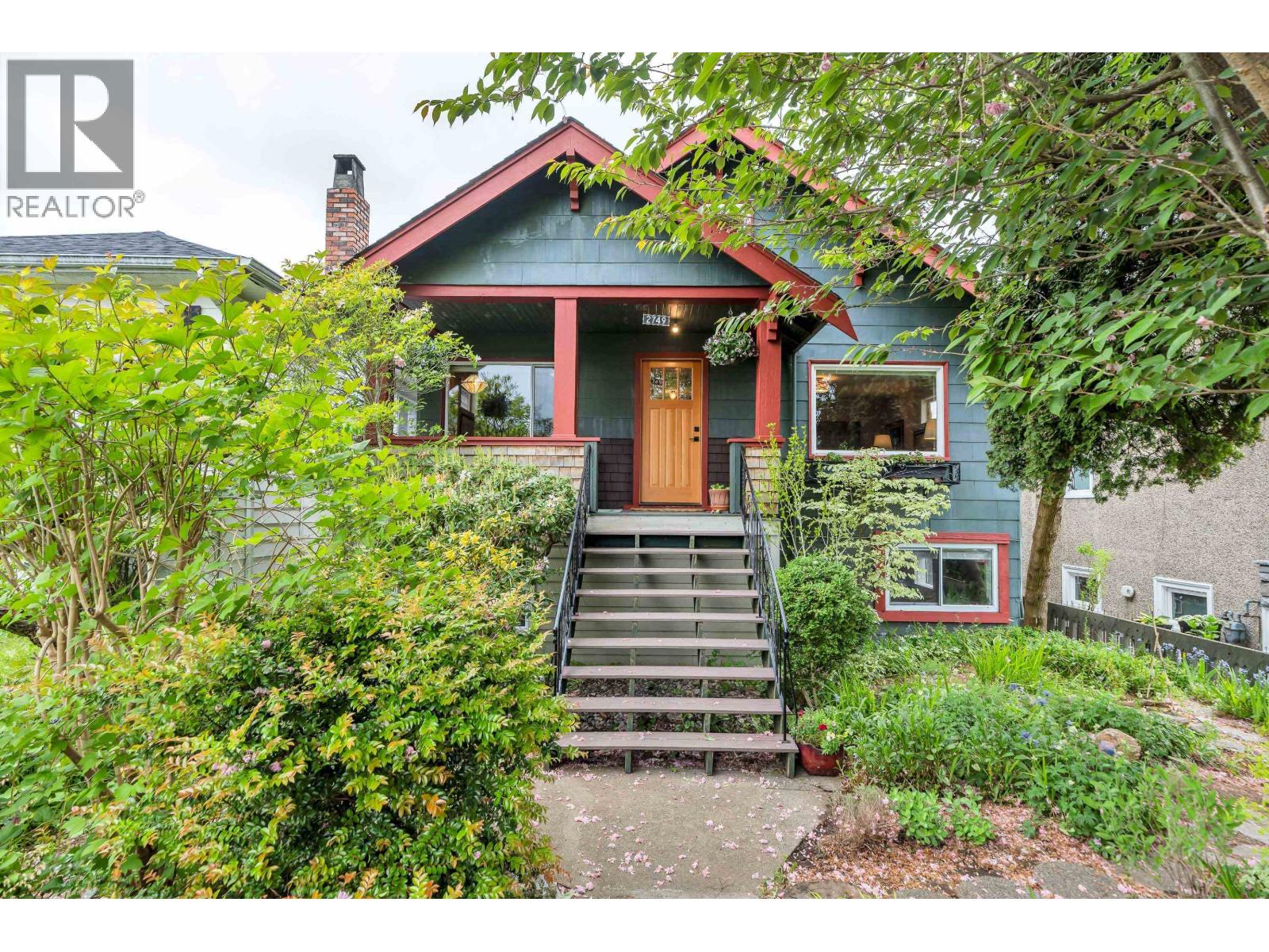 2749 TRIUMPH STREET|Vancouver, British Columbia V5K1T3