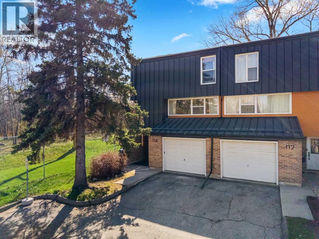 Row / Townhouse for Sale in 114 Brae Glen Lane SW|Calgary, Alberta T2W1B6