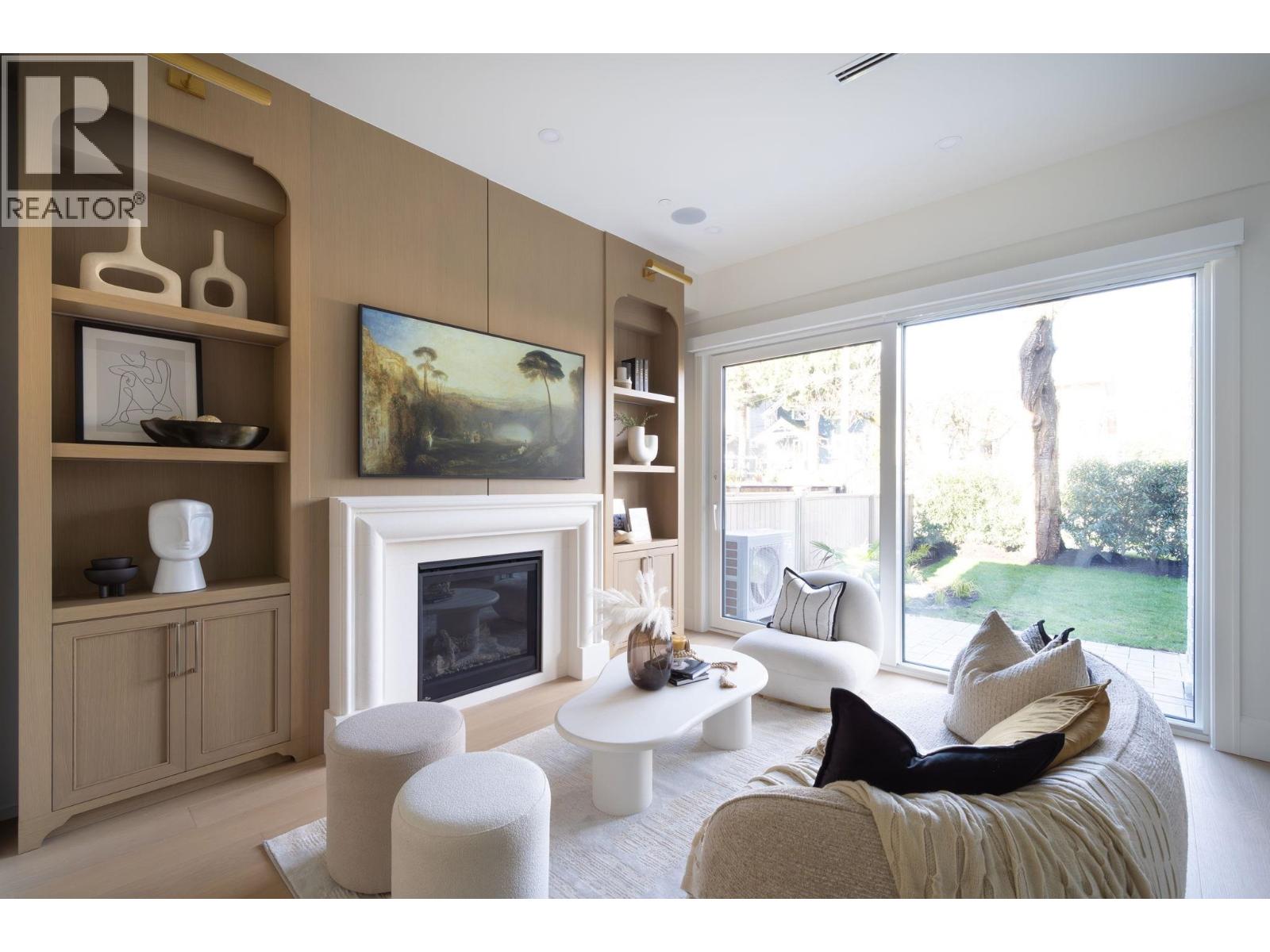 1 864 E 16TH AVENUE|Vancouver, British Columbia V5T2V6