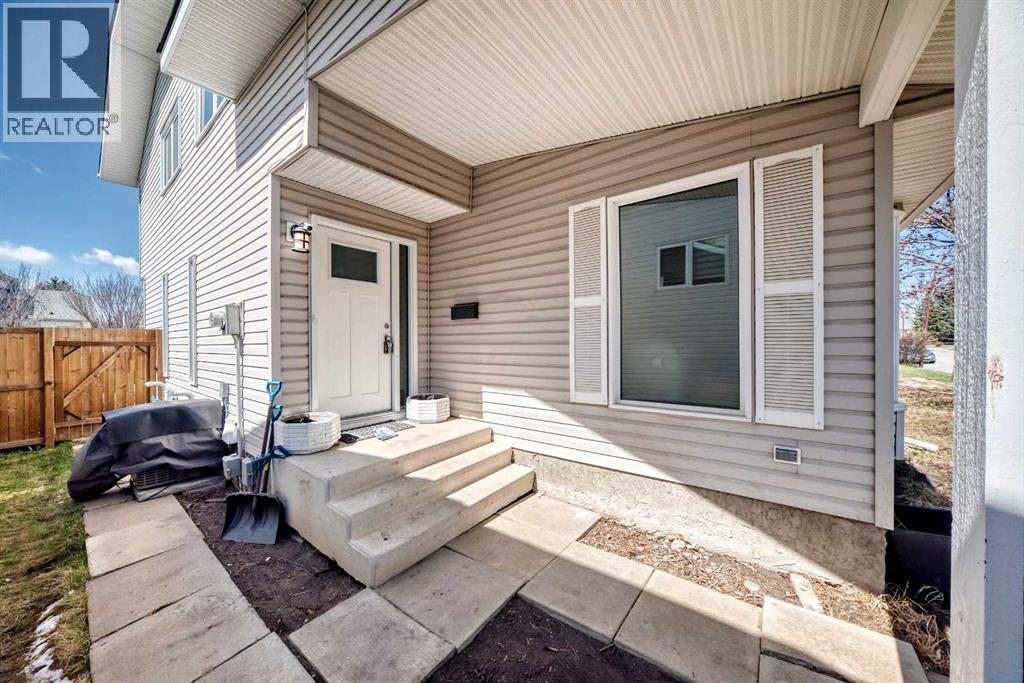 House for Sale in 119 Woodglen Grove SW|Calgary, Alberta T2W4J9 2