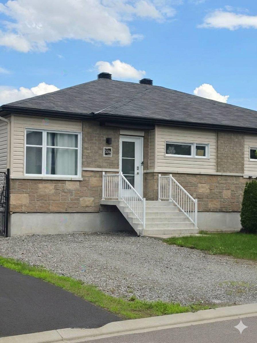 123 Rue Alexandre-Rodrigue, Gatineau (Buckingham), Quebec J8L0X2