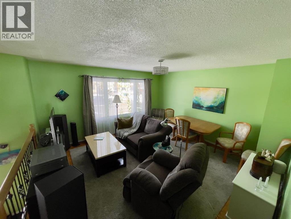 House for Sale in 3311 Radcliffe Drive SE|Calgary, Alberta T2A5X3 2