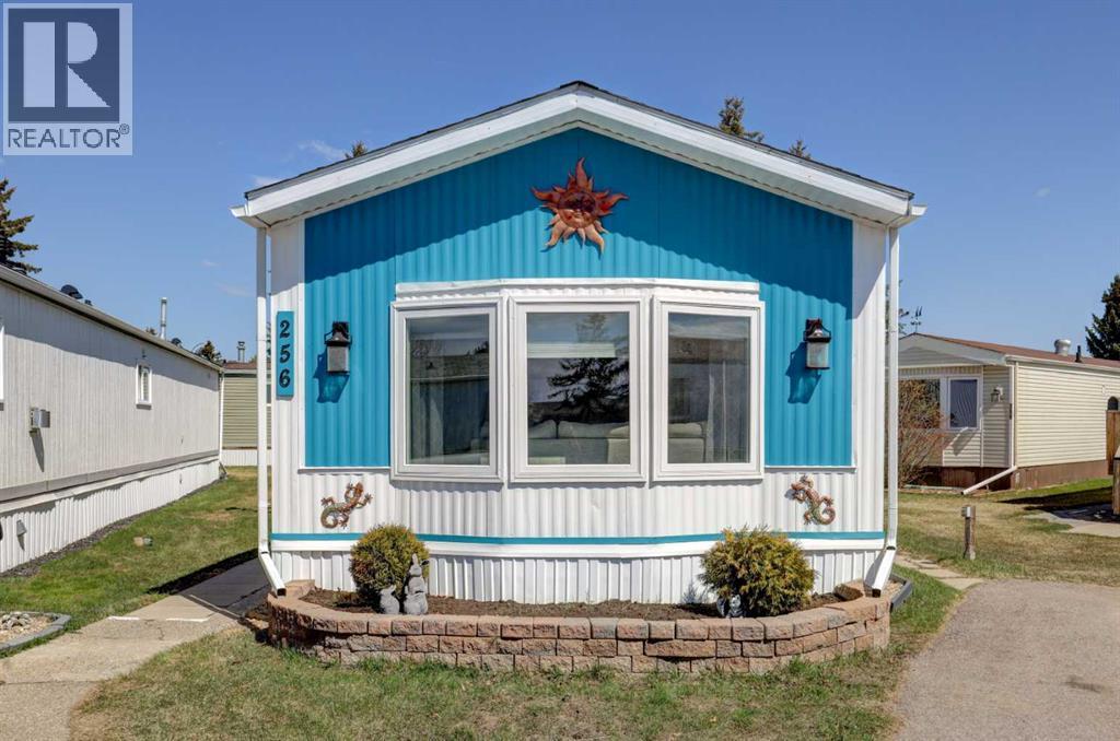 Mobile Home for Sale in 256 Burroughs Circle NE|Calgary, Alberta T1Y6K3 2