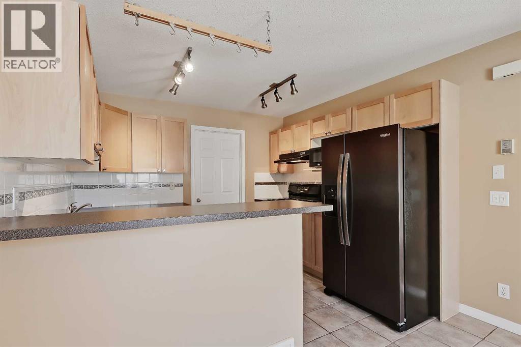 Row / Townhouse for Sale in 40 Simcoe Place SW|Calgary, Alberta T3H4T8 4