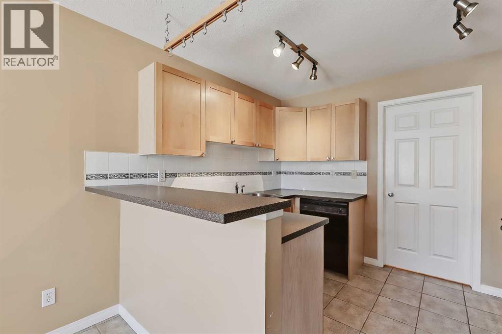 Row / Townhouse for Sale in 40 Simcoe Place SW|Calgary, Alberta T3H4T8 5