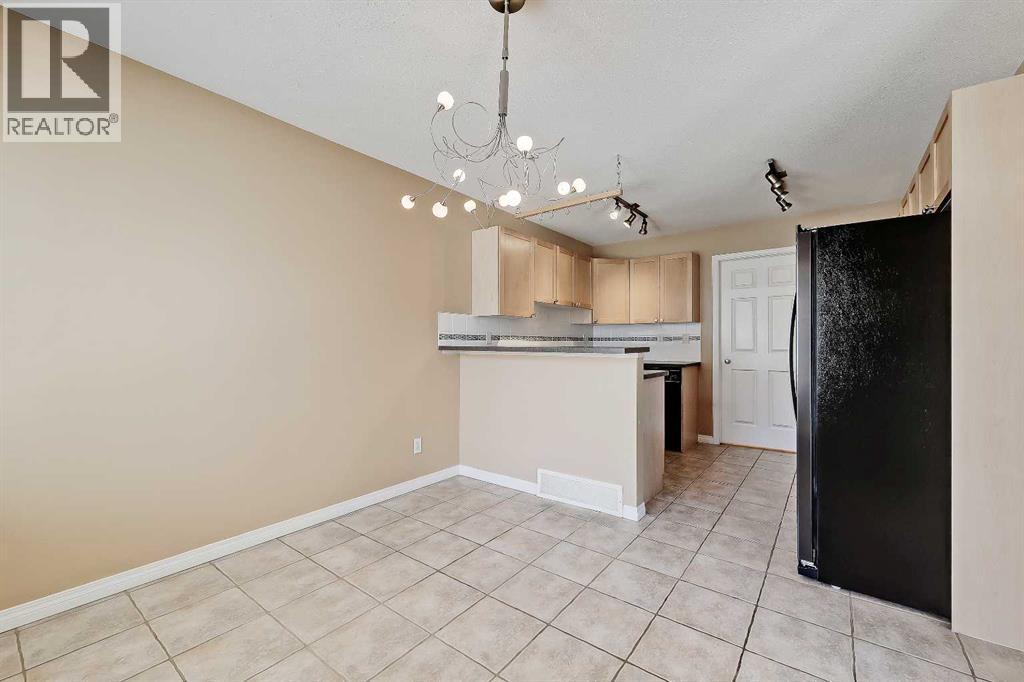 Row / Townhouse for Sale in 40 Simcoe Place SW|Calgary, Alberta T3H4T8 3
