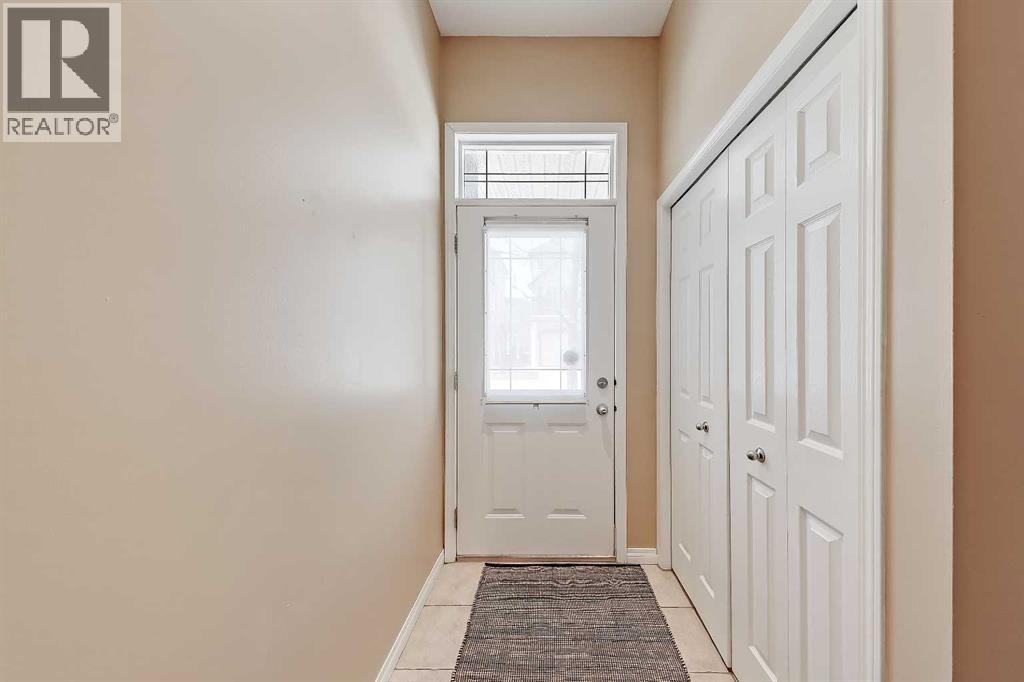 Row / Townhouse for Sale in 40 Simcoe Place SW|Calgary, Alberta T3H4T8 2