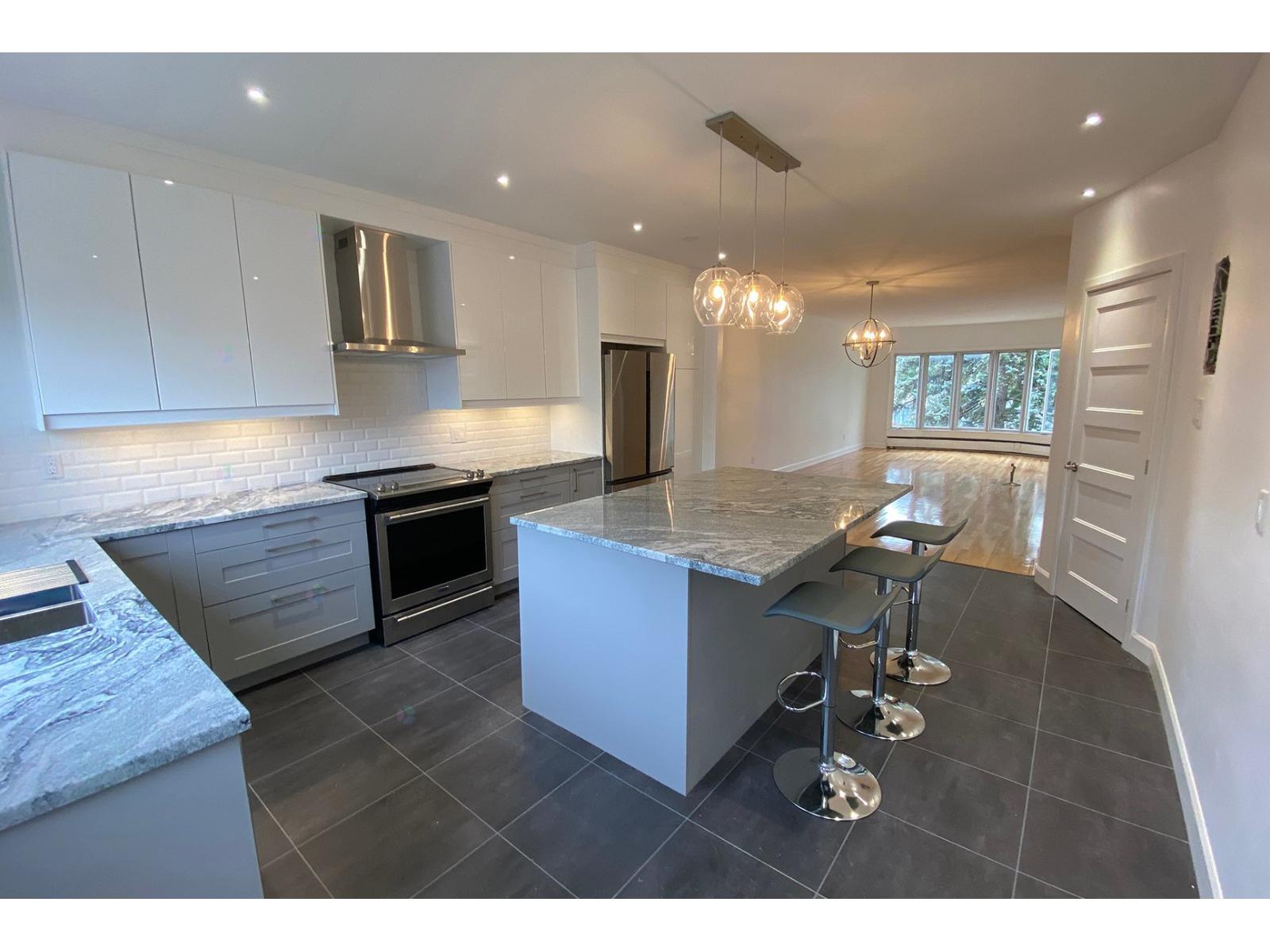 2327 Rue Bourgoin