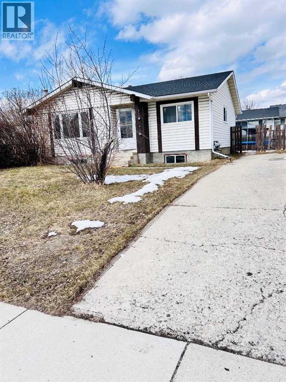 House for Sale in 223 Pineland Place NE|Calgary, Alberta T1Y3L4 2