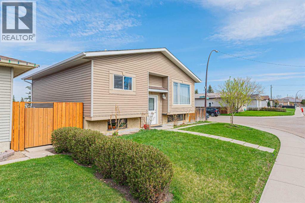 House for Sale in 43 Abbercove Road SE|Calgary, Alberta T2A6Z1 2