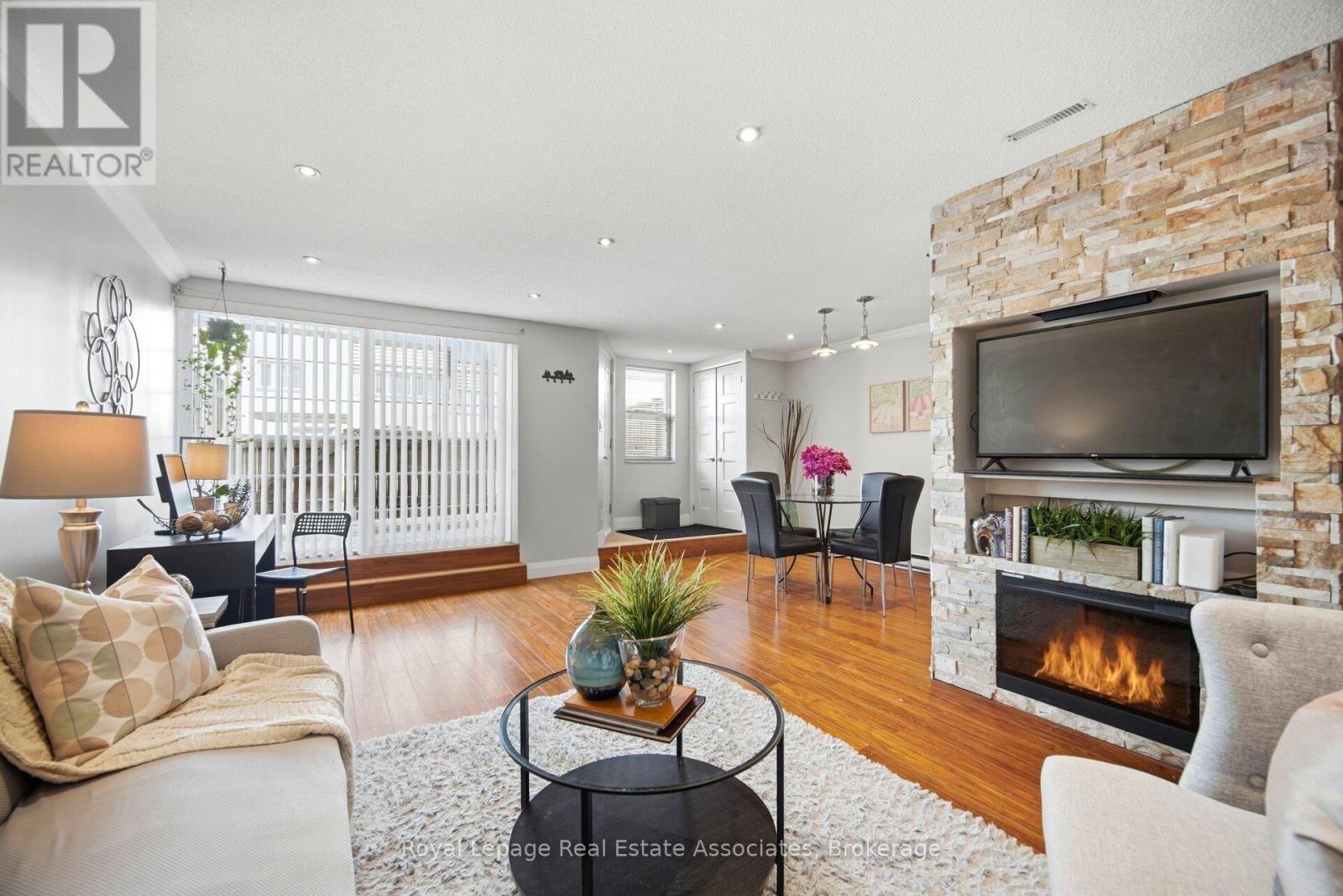 Row / Townhouse for Sale in 222 - 1055 DUNDAS STREET E|Mississauga (Applewood), Ontario L4Y3X6