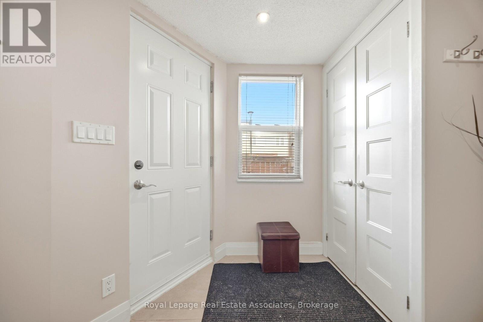 Row / Townhouse for Sale in 222 - 1055 DUNDAS STREET E|Mississauga (Applewood), Ontario L4Y3X6 2