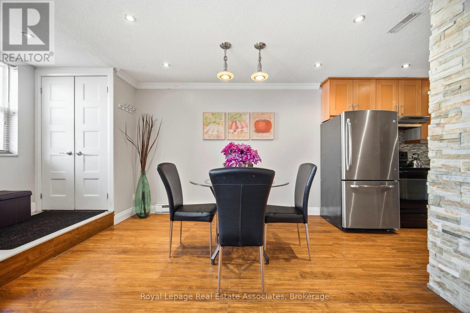 Row / Townhouse for Sale in 222 - 1055 DUNDAS STREET E|Mississauga (Applewood), Ontario L4Y3X6 3