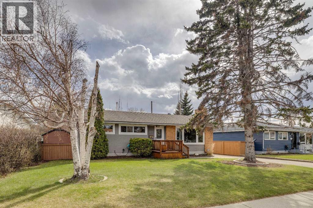 House for Sale in 5207 Grove Hill Road SW|Calgary, Alberta T3E4G7 2