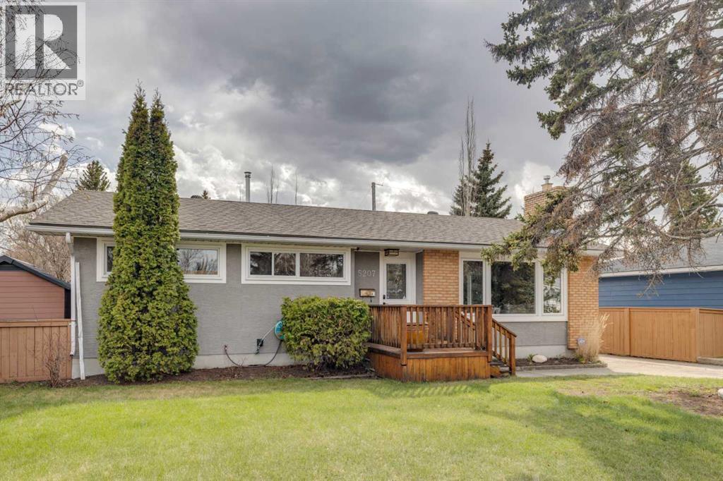 House for Sale in 5207 Grove Hill Road SW|Calgary, Alberta T3E4G7 4