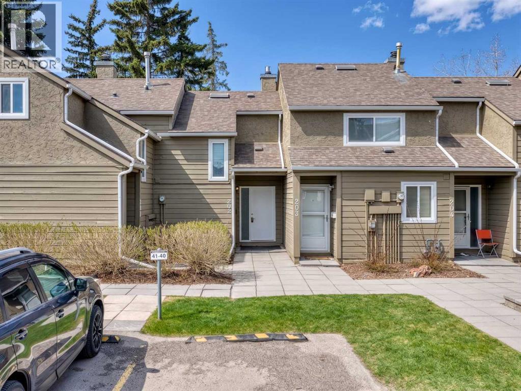 Row / Townhouse for Sale in 202, 829 Coach Bluff Crescent SW|Calgary, Alberta T3H1B1