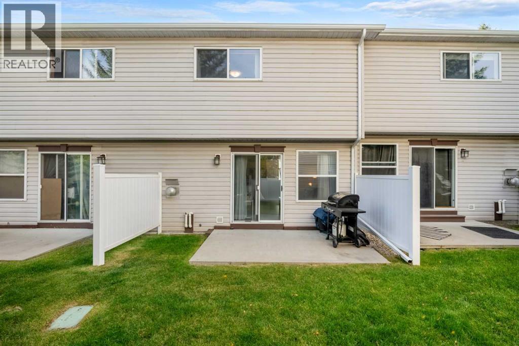 Row / Townhouse for Sale in 147 Somervale Park SW|Calgary, Alberta T2Y3J4 2