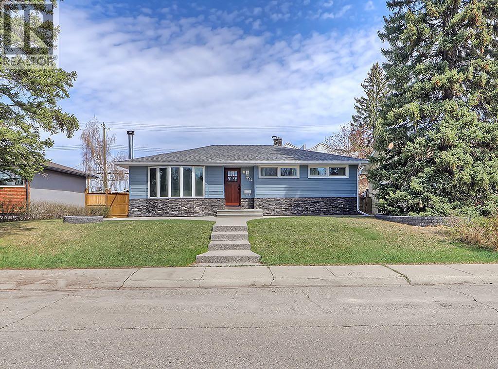 House for Sale in 44 Granlea Place SW|Calgary, Alberta T3E4K2