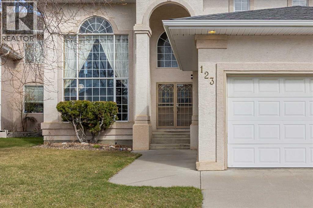 House for Sale in 123 Schiller Crescent NW|Calgary, Alberta T3L1W9 2
