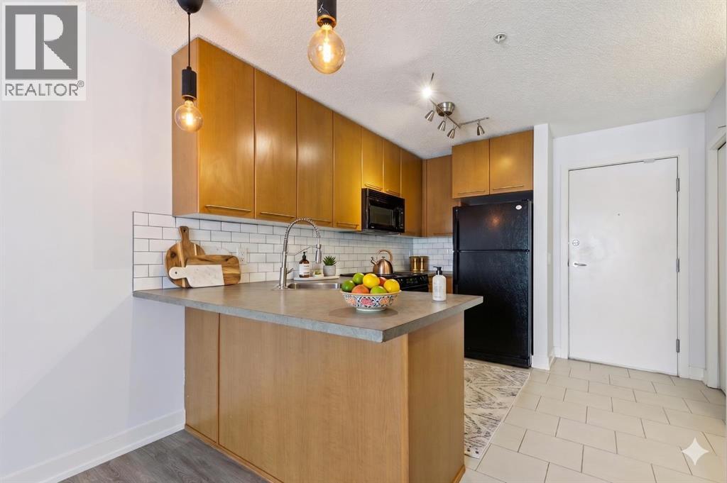 Apartment for Sale in 205, 35 Richard Court SW|Calgary, Alberta T3E7N9 2
