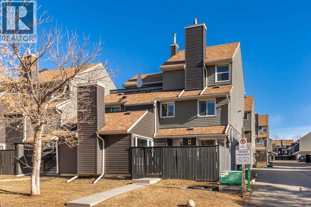 Row / Townhouse for Sale in 112, 25 Glamis Green SW|Calgary, Alberta T3E6V1