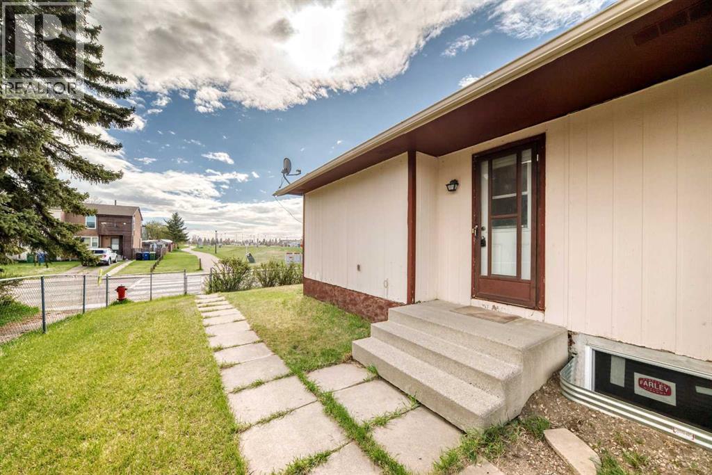 House for Sale in 703 58 Street SE|Calgary, Alberta T2A3S3 3