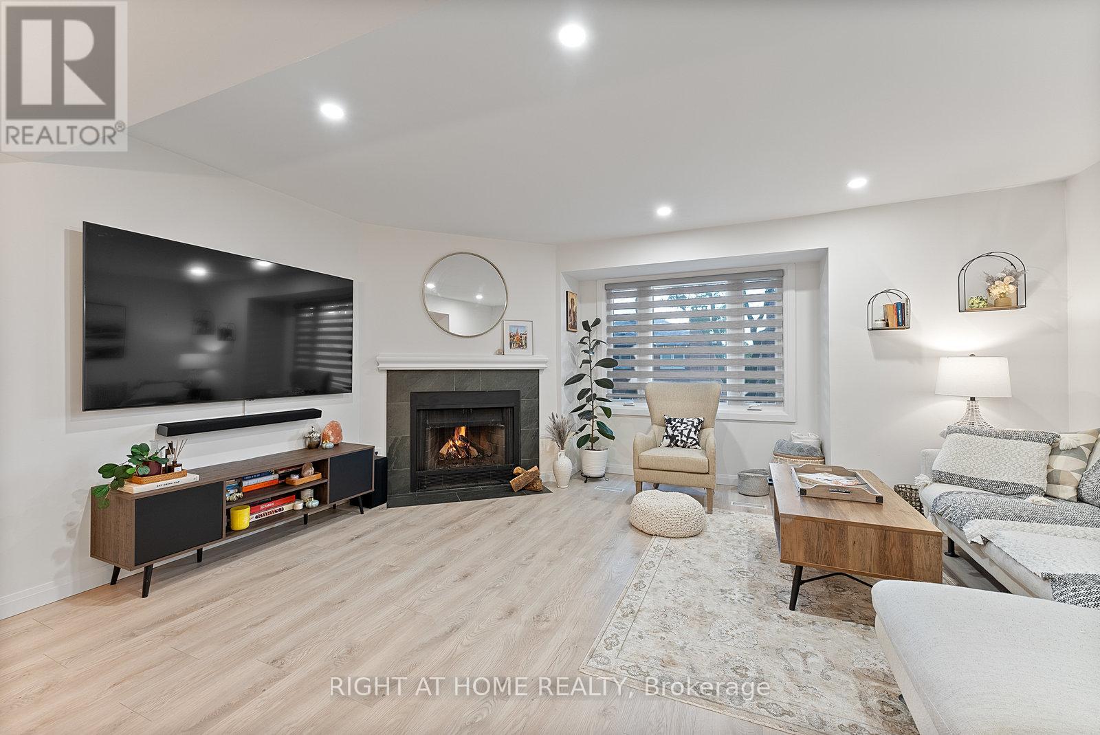 Row / Townhouse for Sale in 35 - 4101 WESTMINSTER PLACE|Mississauga (Rathwood), Ontario L4W4X4 4