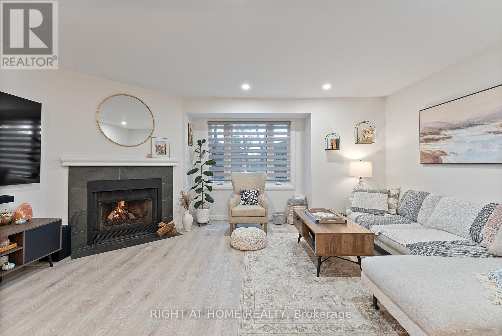 Row / Townhouse for Sale in 35 - 4101 WESTMINSTER PLACE|Mississauga (Rathwood), Ontario L4W4X4 5