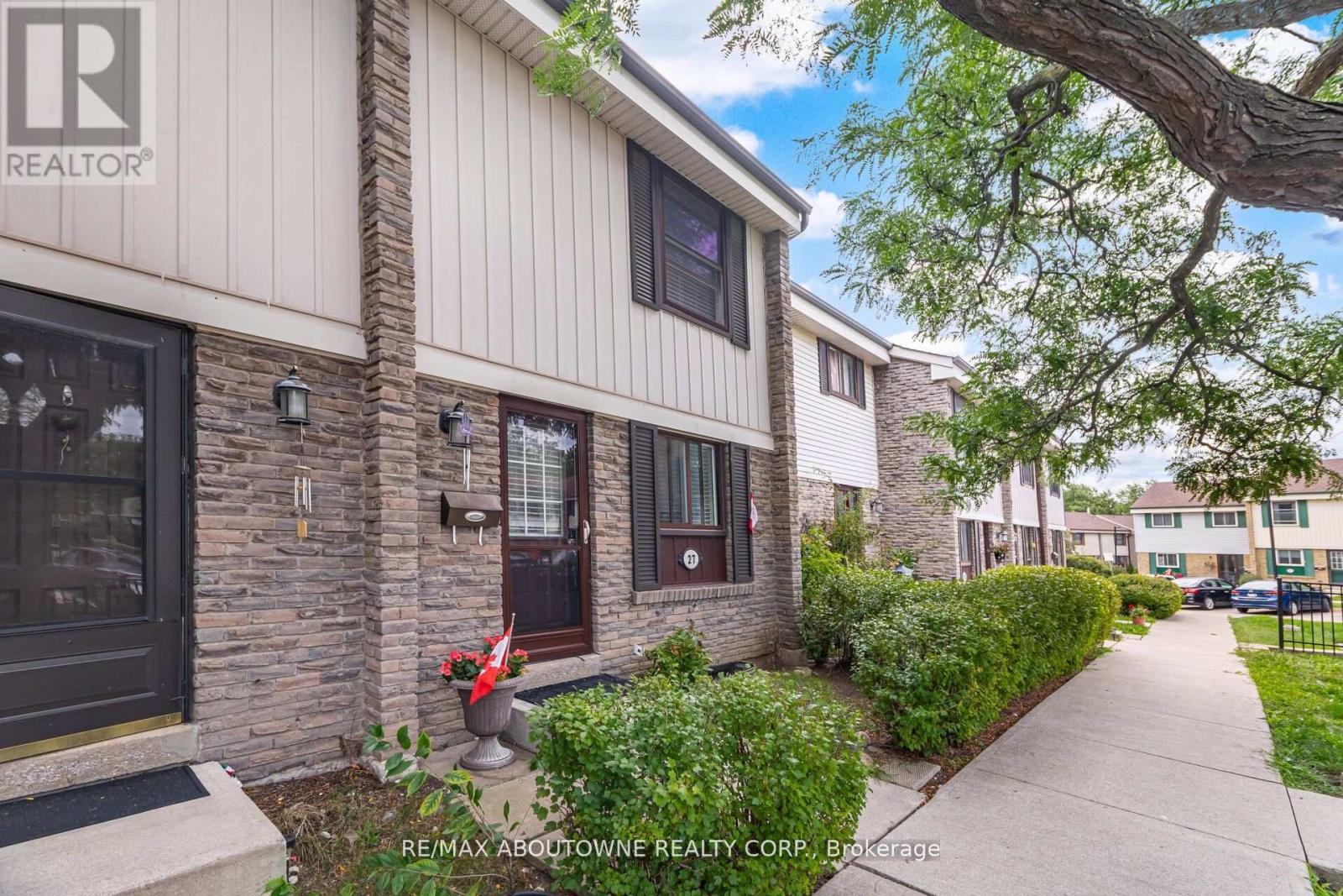 Row / Townhouse for Sale in 27 - 2779 GANANOQUE DRIVE|Mississauga (Meadowvale), Ontario L5N2E4 2