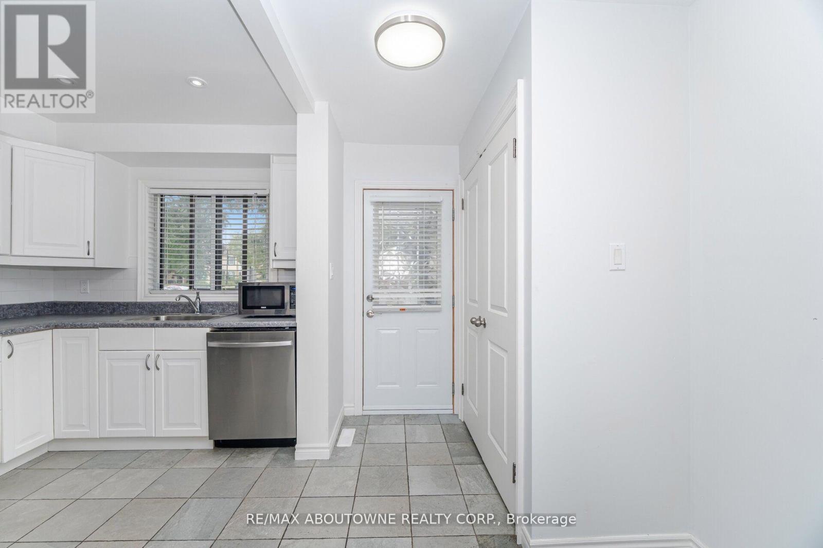 Row / Townhouse for Sale in 27 - 2779 GANANOQUE DRIVE|Mississauga (Meadowvale), Ontario L5N2E4 4
