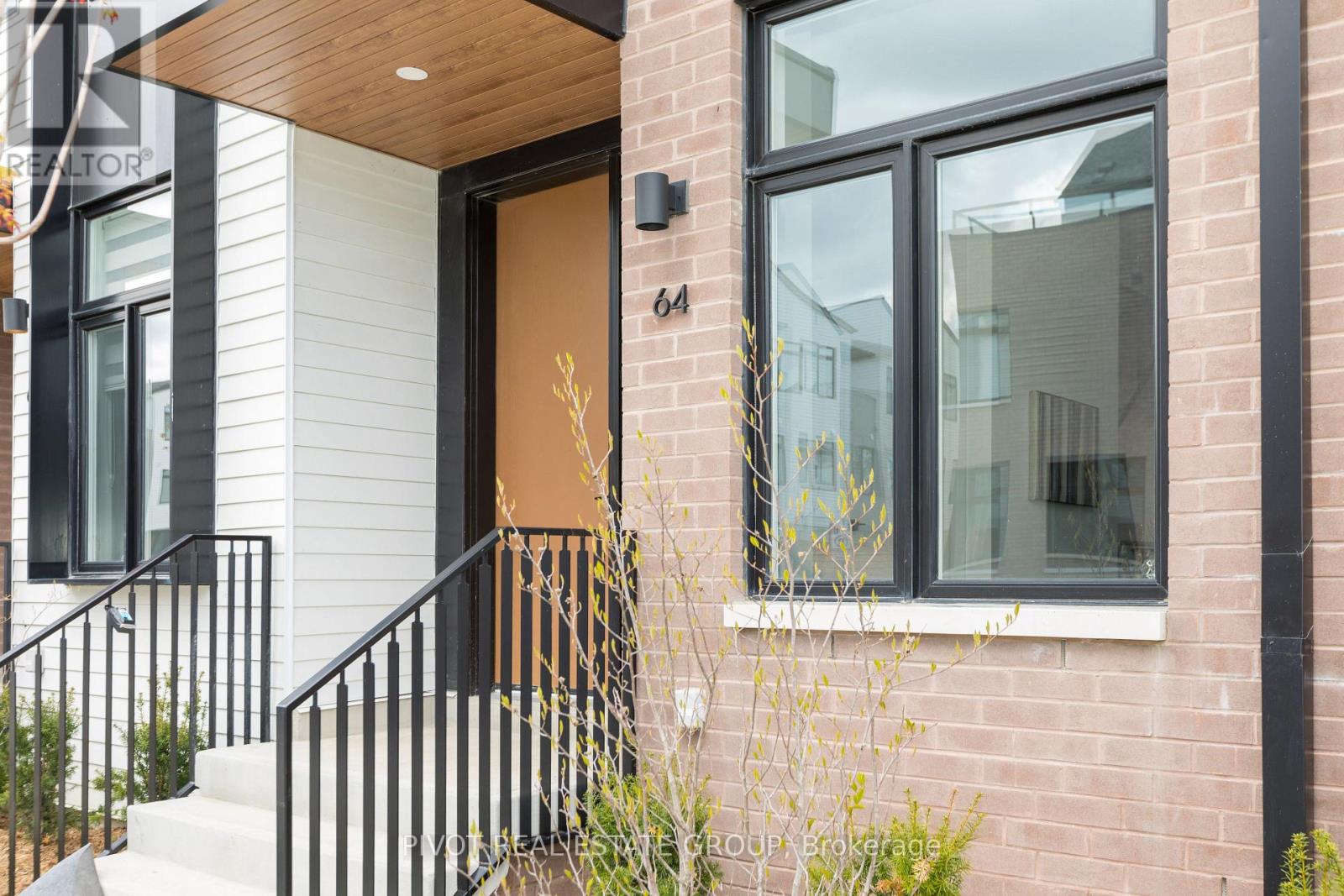 Row / Townhouse for Sale in 64 - 35 LOU PARSONS WAY|Mississauga (Port Credit), Ontario L5H0B2