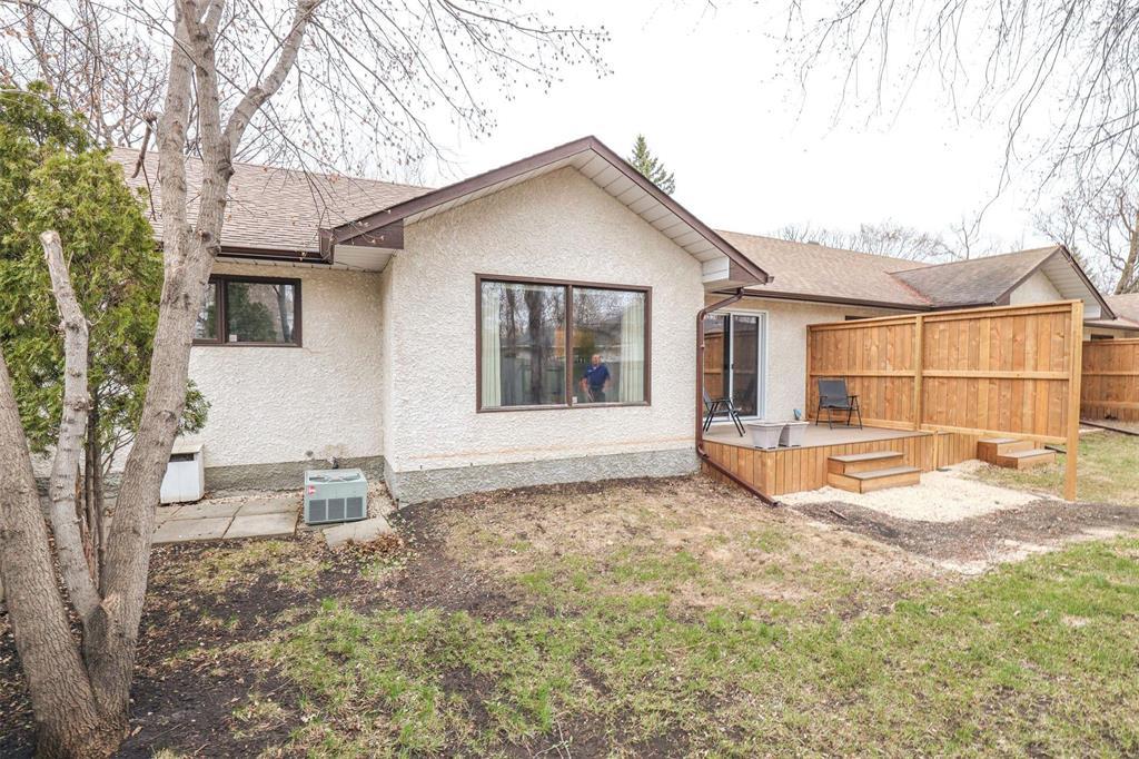 For sale: 17 667 St Anne's Road, Winnipeg, Manitoba R2N3S7