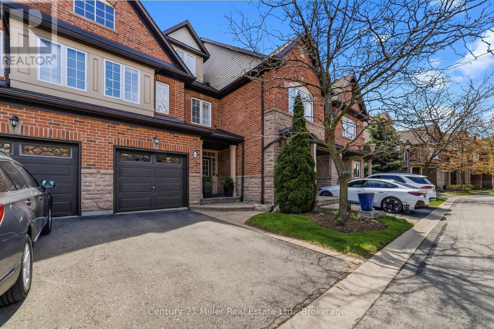 Row / Townhouse for Sale in 16 - 300 RAVINEVIEW WAY|Oakville (WC Wedgewood Creek), Ontario L6H7J1