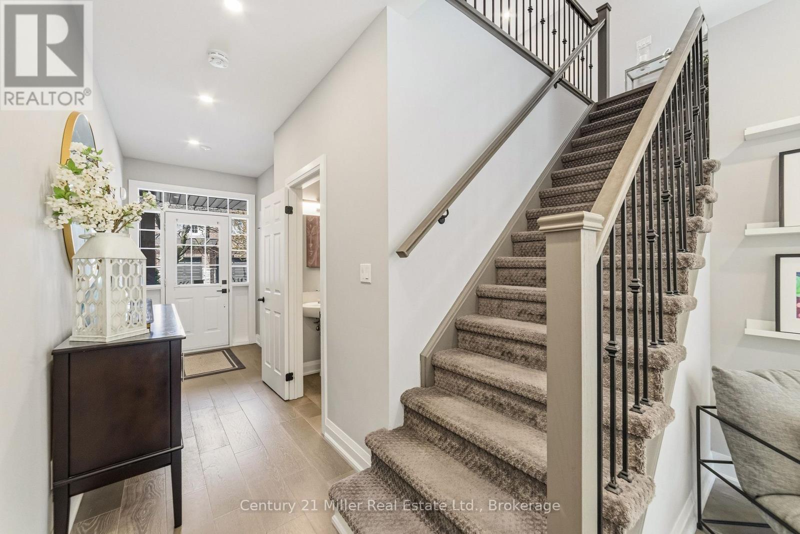Row / Townhouse for Sale in 16 - 300 RAVINEVIEW WAY|Oakville (WC Wedgewood Creek), Ontario L6H7J1 4