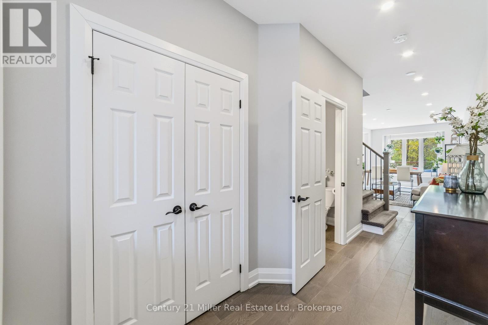 Row / Townhouse for Sale in 16 - 300 RAVINEVIEW WAY|Oakville (WC Wedgewood Creek), Ontario L6H7J1 5