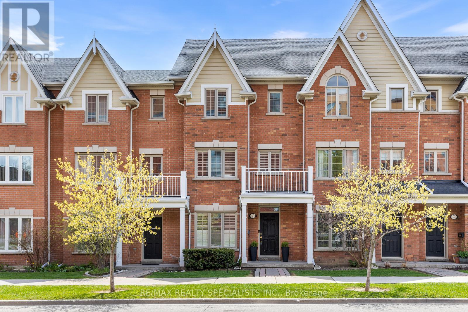 Row / Townhouse for Sale in 8 - 201 TENTH STREET|Toronto (New Toronto), Ontario M8V4C7