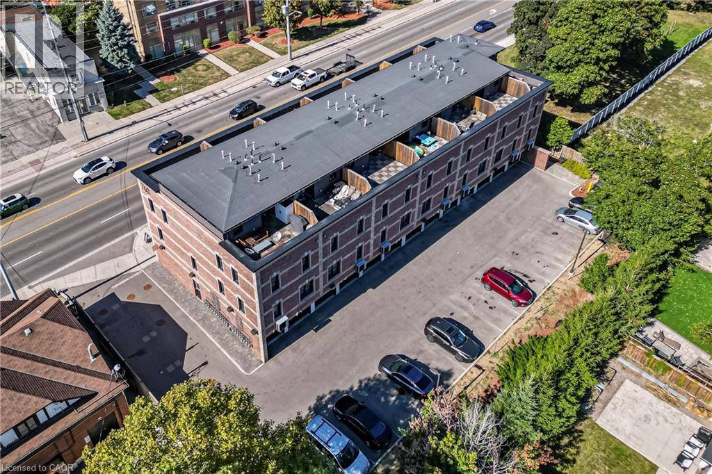 Row / Townhouse for Sale in 760 LAKESHORE Road E Unit# 201|Mississauga, Ontario L5E1C7 2