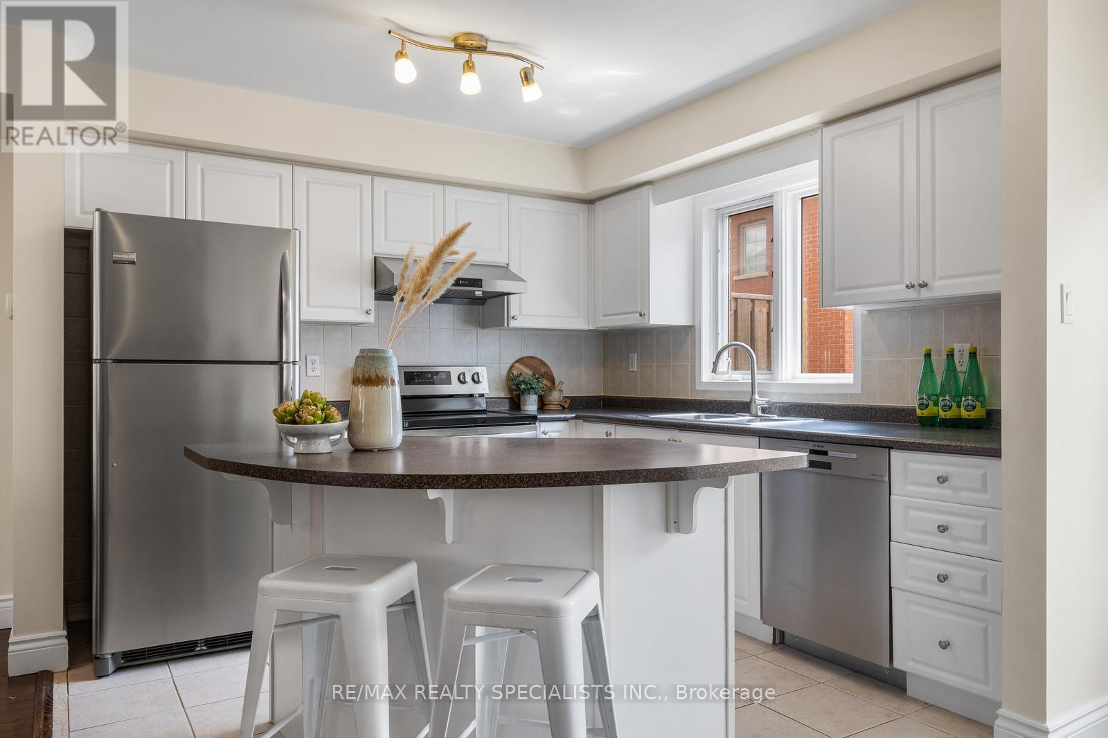 Row / Townhouse for Sale in 8 - 201 TENTH STREET|Toronto (New Toronto), Ontario M8V4C7 3