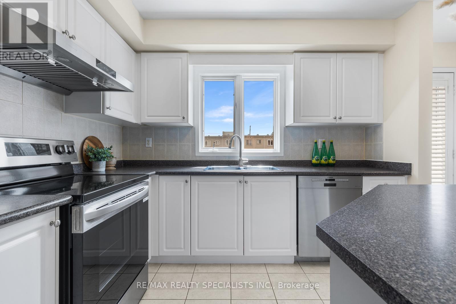Row / Townhouse for Sale in 8 - 201 TENTH STREET|Toronto (New Toronto), Ontario M8V4C7 5