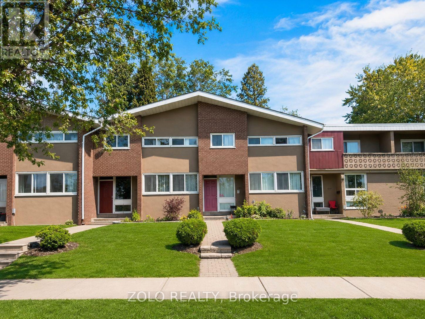 Row / Townhouse for Sale in 16 - 3250 THE CREDIT WOODLANDS|Mississauga (Erindale), Ontario L5C2J6