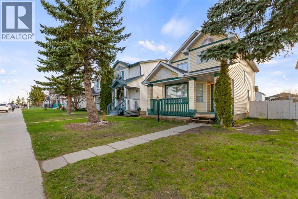 House for Sale in 3806 Catalina Boulevard NE|Calgary, Alberta T1Y6Y3 2
