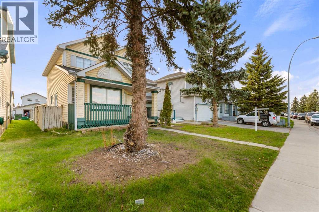 House for Sale in 3806 Catalina Boulevard NE|Calgary, Alberta T1Y6Y3 3
