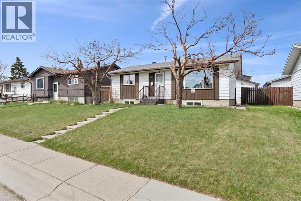 House for Sale in 176 Penmeadows Close SE|Calgary, Alberta T2A3S2 2