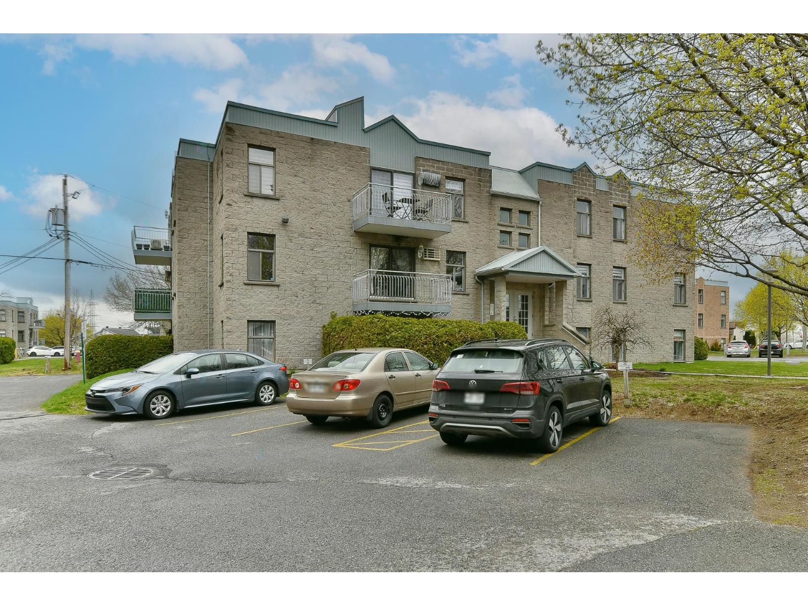 696 Mtée Montrougeau, #202, Laval (Fabreville), Quebec H7P5L1