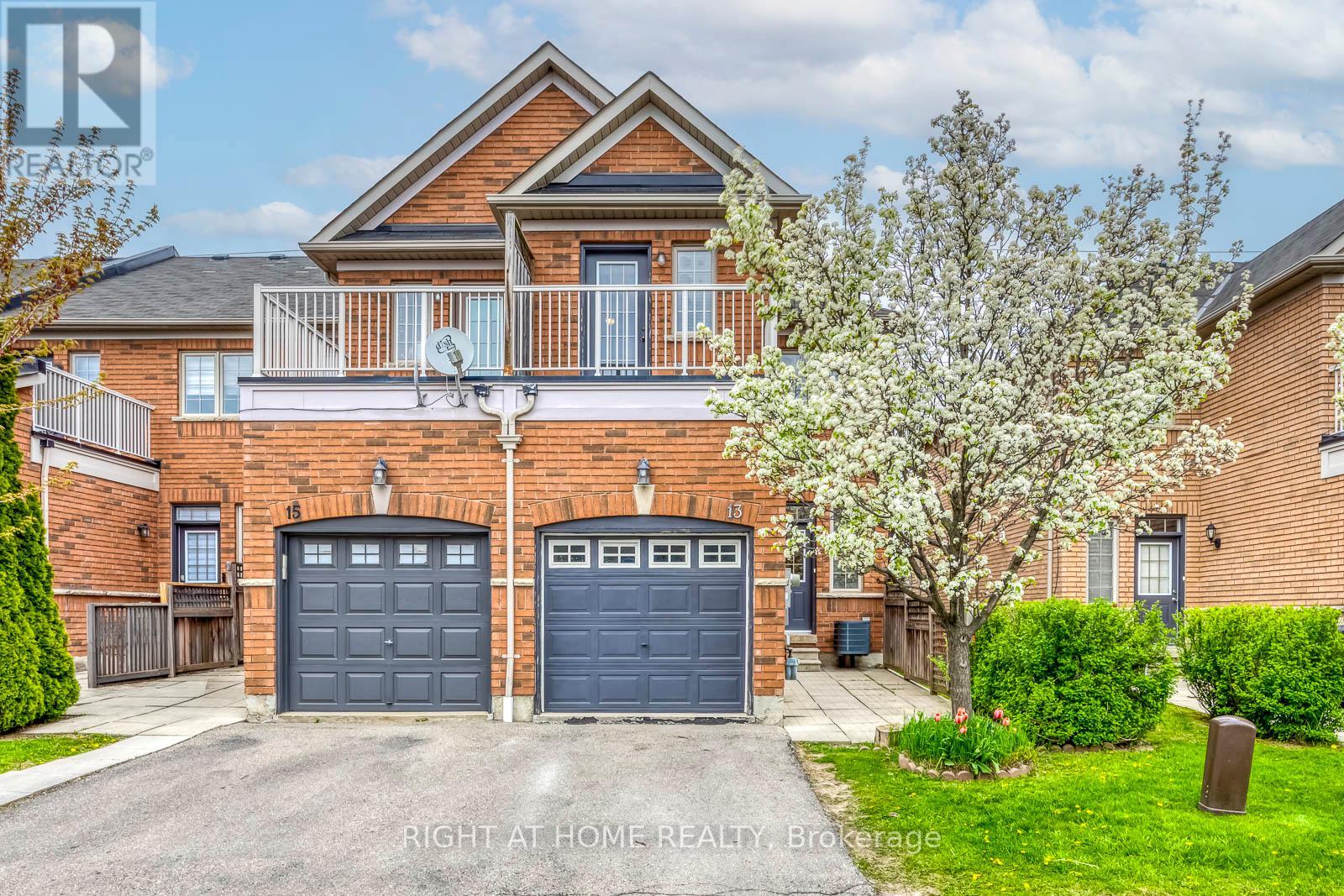 Row / Townhouse for Sale in 13 - 1015 GALESWAY BOULEVARD|Mississauga (East Credit), Ontario L5V0A8