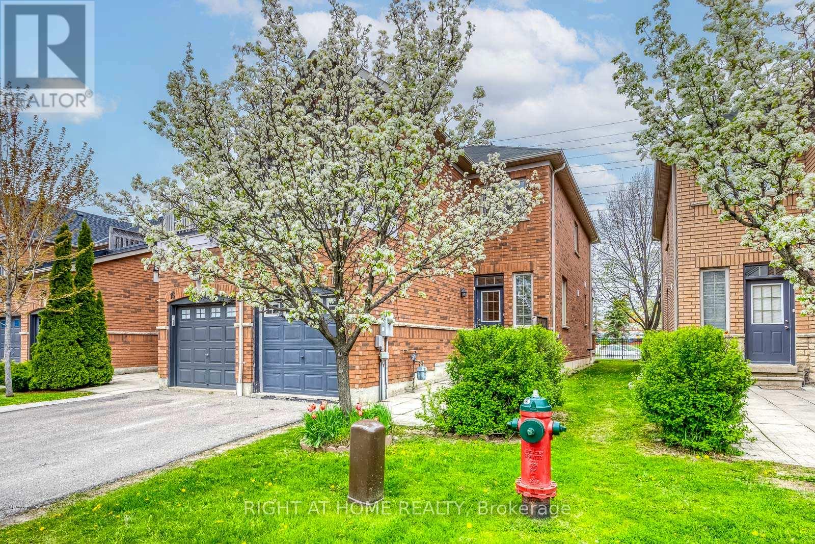 Row / Townhouse for Sale in 13 - 1015 GALESWAY BOULEVARD|Mississauga (East Credit), Ontario L5V0A8 2